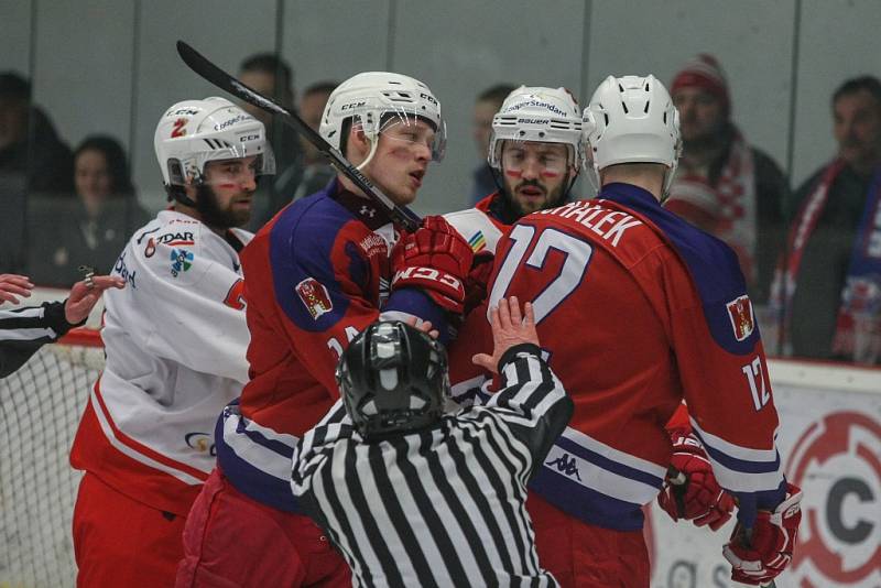 Ve čtvrtek se hrály třetí zápasy čtvrtfinálové série play-off druhé hokejové ligy. V krajském derby využili domácího prostředí brodští Bruslaři, kteří proti Žďáru nad Sázavou získali mečbol.