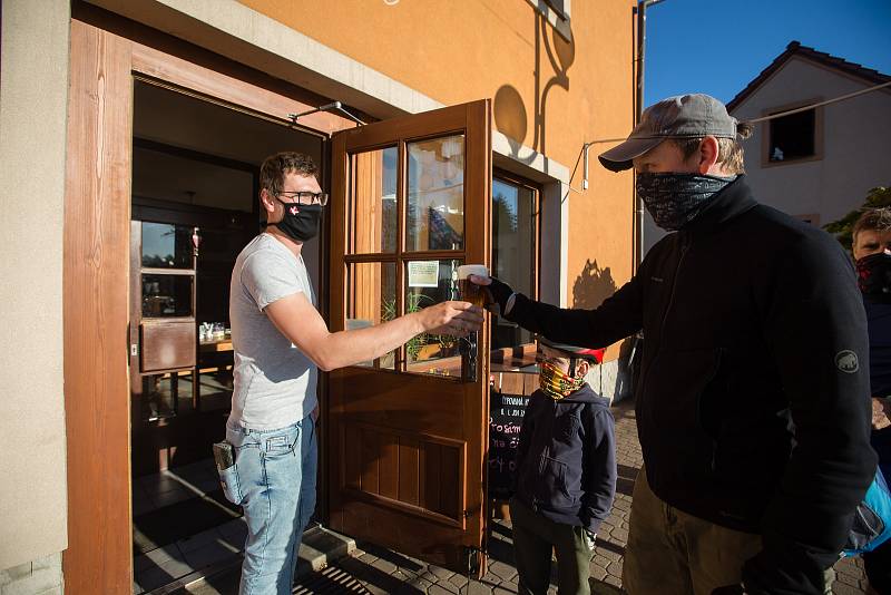 Prodej z okénka Hostince U Procházků při koronavirových opatřeních.