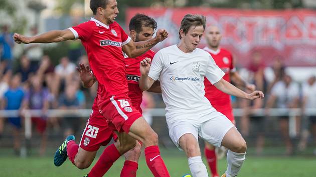 Po třech letech si mohou fotbalisté divizního Žďáru (v bílém) zopakovat pohárový souboj se Zbrojovkou Brno (v červeném)