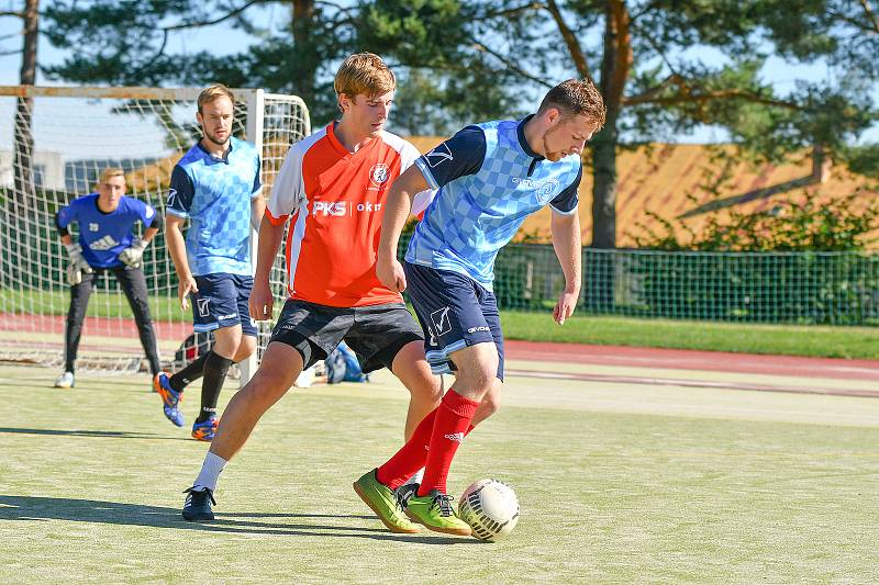 Prvním kolem v sobotu odstartoval další ročník Žďárské ligy malé kopané. V něm došlo na vzájemný souboj Sosáků (v červeném) s Žabanty. Prvně jmenovaný celek vyhrál 2:0.