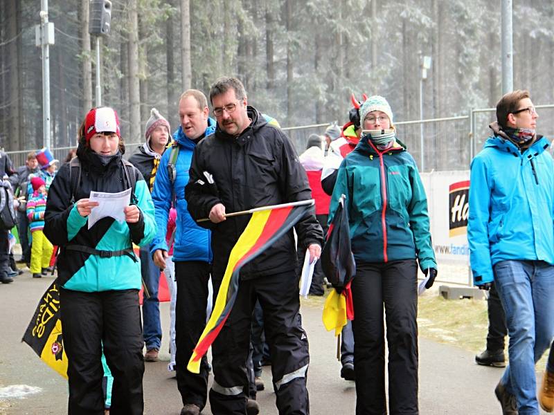 Biatlonoví fanoušci se v sobotu do Vysočina Areny začali přesunovat už čtyři hodiny před začátkem závodů. 