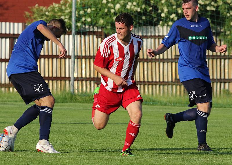 V posledním kole fotbalisté Bystřice (v červeném) zdolala Přibyslav (v modrém) 6:3.