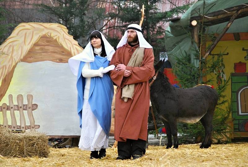 Letos se 24. prosince herci i diváci za kostelem v Měříně při Živém betlému sejdou naposledy.