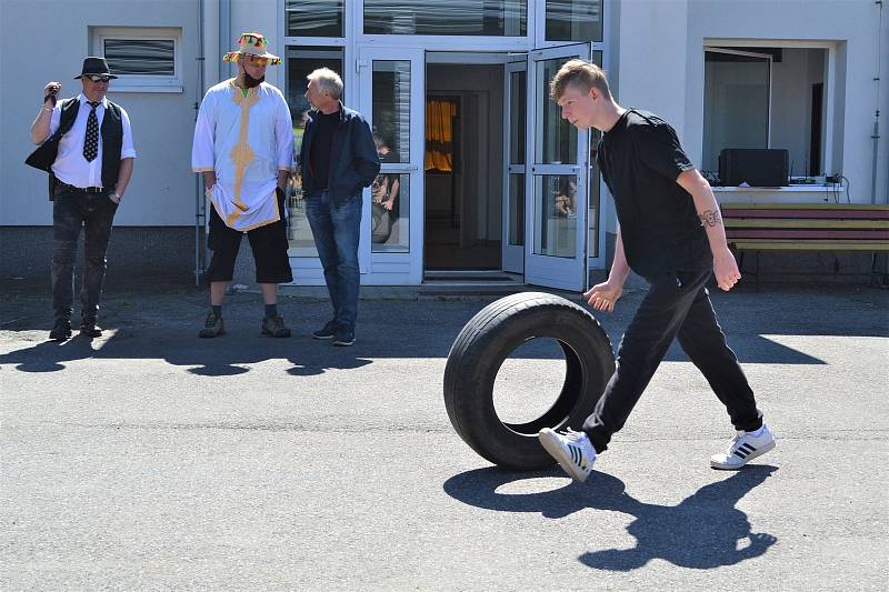 Bystřicí nad Pernštejnem se ve čtvrtek prošel majálesový průvod.