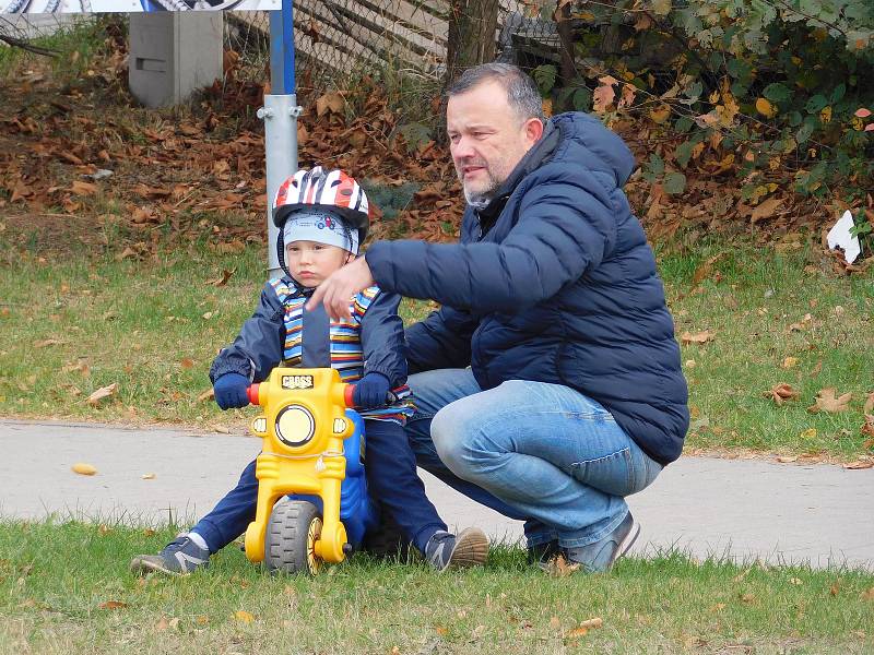 Na žďárském ovále při tradičním zavírání silnic lidé obdivovali stovky motocyklů.