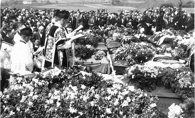 Společný pohřeb všech obětí se v Meziříčí odehrál 13. května 1945.