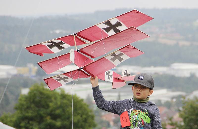 Několik desítek létajících draků se v neděli odpoledne vznášelo nad Velkým Meziříčím. U sjezdovky na Fajtově kopci se konala tradiční Drakiáda, jeden z největších podniků svého druhu na Vysočině.