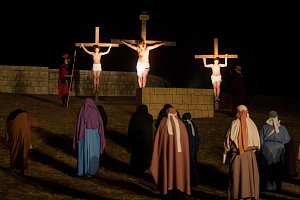 V roce 2018 předvedli ochotníci ze žďárských farností v přírodním areálu v sídlišti Libušín velikonoční pašijovou hru Co se stalo s Ježíšem po sedmnácté.