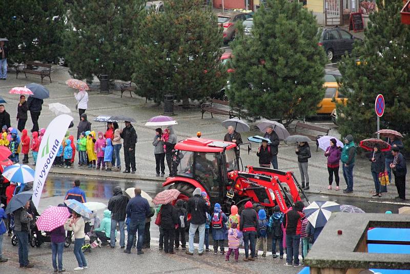 Zemědělské stroje absolvovaly šestikilometrovou trasu z Maršovic do Vysočina Areny.