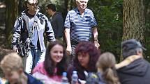 Prezident Miloš Zeman (vzadu vpravo) se v rámci své dovolené v Novém Veselí na Žďársku vydal 6. července na pochod k prameni řeky Oslavy, který je letos poprvé nazýván Memoriálem Miroslava Zity, jenž byl dlouholetým Zemanovým přítelem.