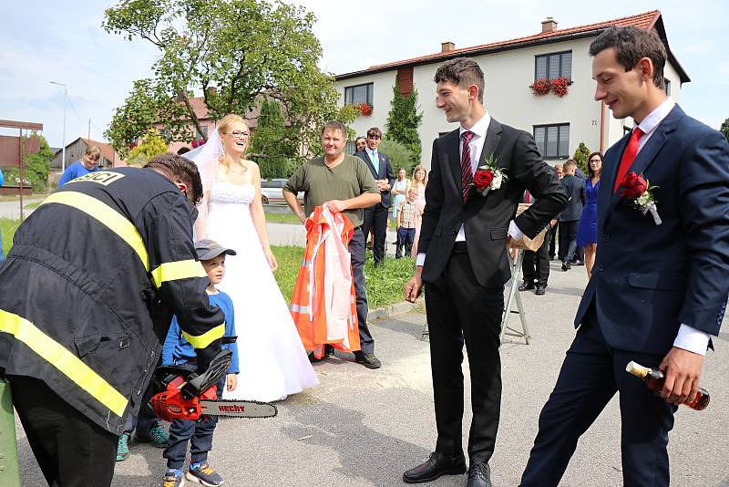 Dobrovolní hasiči se vždy ve svůj svatební den musí podrobit zkoušce. Nejinak to bylo i v případě novomanželů Ondráčkových.