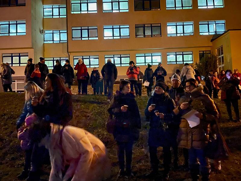 I areál novoměstské nemocnice už rozzářil vánoční strom. Návštěvníci mohou obdivovat i velký betlém.