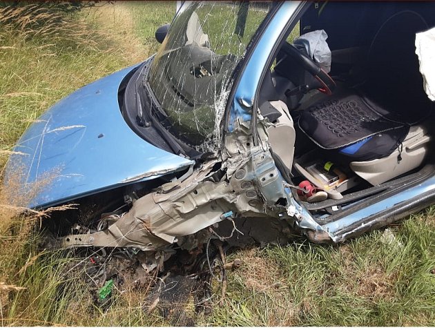 Nehoda dodávky a osobního auta: silnice u Nového Veselí je neprůjezdná