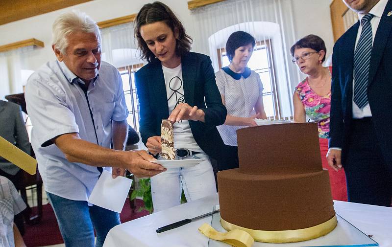 Martina Sáblíková dostala dar od města Žďár nad Sázavou, jako poděkování za reprezentaci.