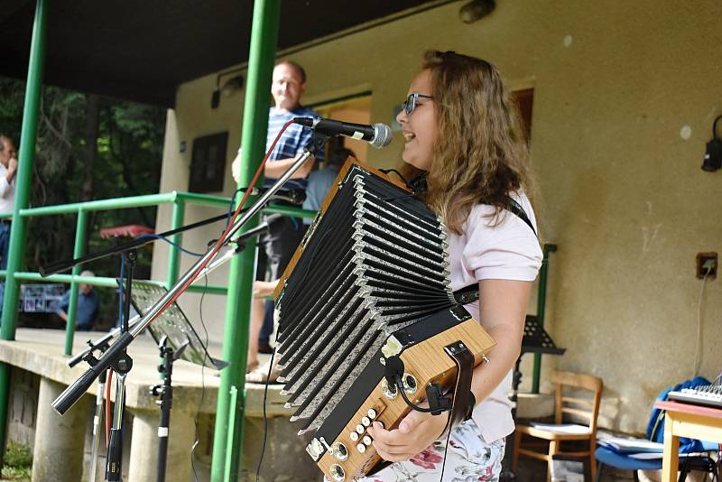 Diváci i účinkující se na setkání harmonikářů a heligonkářů dokonale bavili.