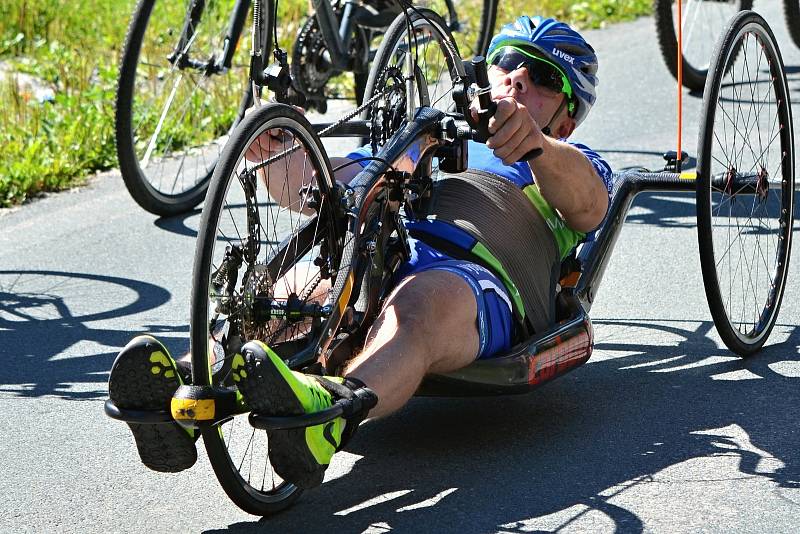 Charitativní jízda Na kole dětem Žďárskými vrchy se konala už potřetí, na start se postavily minimálně čtyři stovky cyklistů. Foto: René Rámiš