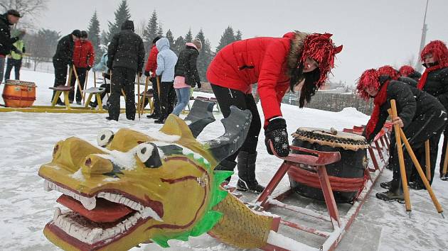 Originální závod saní s dračí hlavou odstartuje u zimního stadionu ve Žďáře v sobotu 21. ledna.