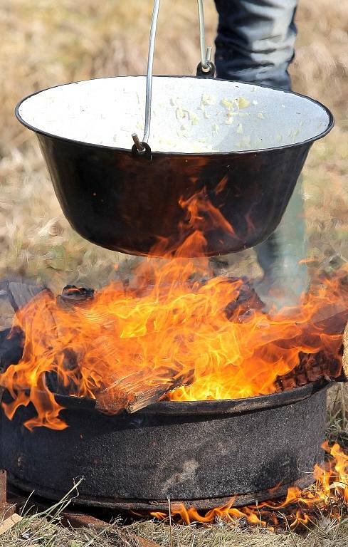 Malé gastronomické hody zpestřily sobotní program na sjezdovce v Novém Jimramově. Lidé mohli ochutnávat z pěti různých domácích gulášů, kteří místní kuchtíci připravovali z vlastních surovin a vařili v kotlících na otevřeném ohni přímo pod hlavním svahem.