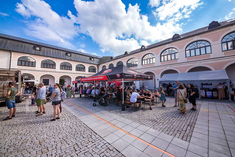 Na tři sta lidí si přišlo pochutnat na výborném jídle a hlavně podpořit stavbu Domova Pomněnka, který bude sloužit lidem s Alzheimerovou nemocí a jinými typy demence.