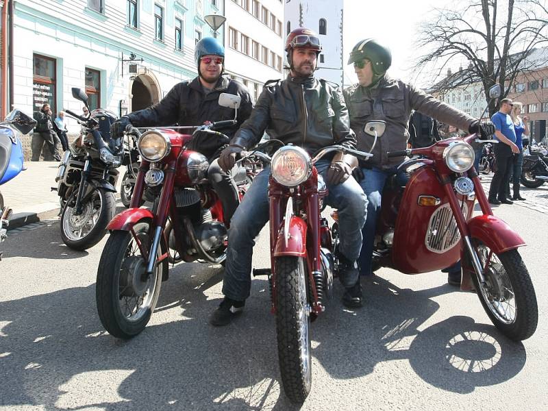 Jako první na Vysočině zahájili v sobotu letošní sezonu motorkáři ve Velkém Meziříčí. Na tamním náměstí se jich sešlo několik set, ke zdařilé akci přispělo slunečné počasí.