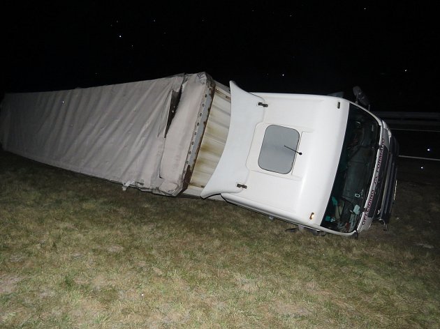 Opilý řidič převrátil kamion na D1