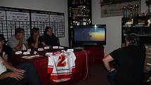 Součástí charitativní akce Plameny hrají pro věž byla také dražba speciálně vyrobeného dresu hokejistů Žďáru, který byl představen na předsezonní tiskové konferenci.