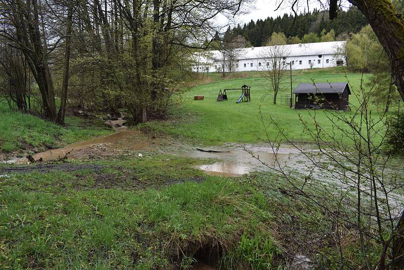 Bláto zaplavilo domy pod polem v Roženeckých Pasekách. Záplavy se vrátily po dvou letech.