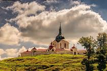 Zelená je tráva - žďárská Zelená hora a Santiniho kostel svatého Jana Nepomuckého. 