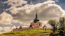 Zelená je tráva - žďárská Zelená hora a Santiniho kostel svatého Jana Nepomuckého. 