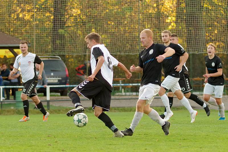 V nedělním derby zdolala rezerva FC Žďas (v černých dresech) juniorku Vrchoviny (v bílých dresech) 2:1.