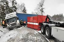 Dopravní komplikace na Vysočině kvůli sněhu a silnému větru.