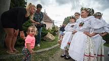 V obci Březské se v neděli 4. června konal tradiční Královničky – svatodušní obchůzka krojovaných dívek po vsi koledního rázu spojená se zpěvem a tancem.