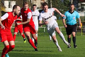 Fotbalisté Žďáru nad Sázavou (v bílém) i Polné (v červeném) patří do silného středu divize D. Ve zbytku sezony by měli zabojovat o umístění v horní polovině tabulky.