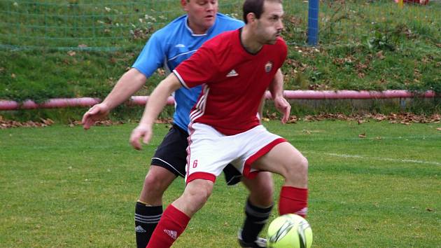 Dva zápasy měli v nohách fotbalisté Nedvědice (v červeném) na herním soustředění v Lednici.