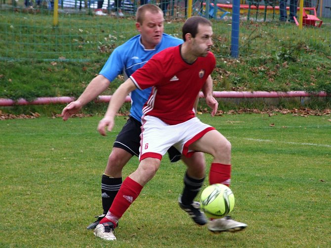 Dva zápasy měli v nohách fotbalisté Nedvědice (v červeném) na herním soustředění v Lednici.