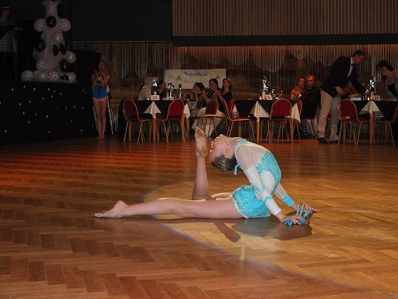 O předtančení se na plese postaraly novoměstské moderní gymnastky pod vedením Lenky Zdražilové.