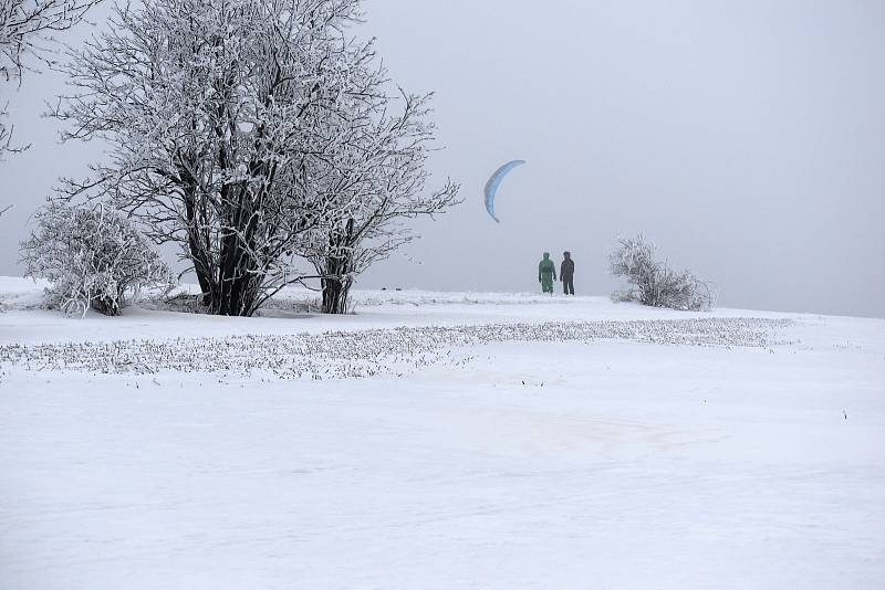 Snowkiting neboli jízda s draky.