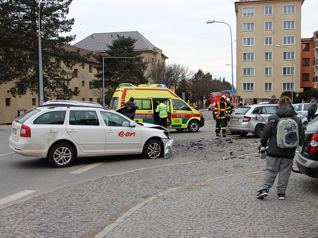 Srážka tří aut ve Žďáře si vyžádala zraněné