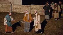 Už po sedmnácté předvedli ochotníci ze žďárských farností v přírodním areálu v sídlišti Libušín velikonoční pašijovou hru Co se stalo s Ježíšem.