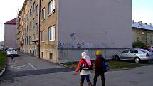  VANDALŮ. Graffiti nebo jednodušší tagy jsou k vidění téměř v každé ulici Žďáru. Podle policistů ale počet případů takovéhoto poškozování cizí věcí klesá. 
