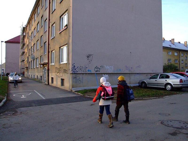  VANDALŮ. Graffiti nebo jednodušší tagy jsou k vidění téměř v každé ulici Žďáru. Podle policistů ale počet případů takovéhoto poškozování cizí věcí klesá. 