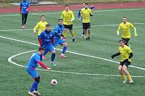 V dalším přípravném utkání podlehli divizní fotbalisté Velkého Meziříčí (v modrém) hostující Svratce Brno (žluté dresy) 1:3.