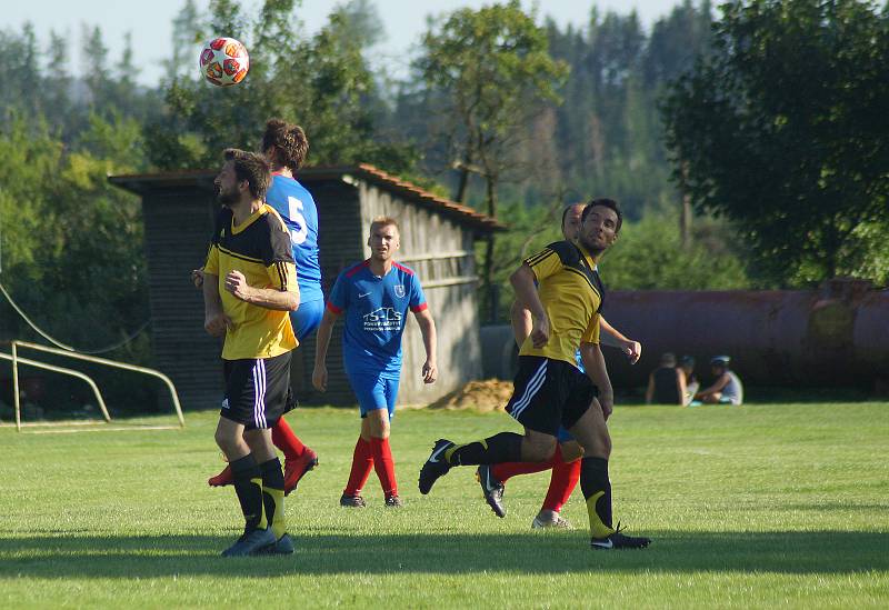 Jméno nového kouče zatím hráči Radešínské Svratky (v modrých dresech) neznají.