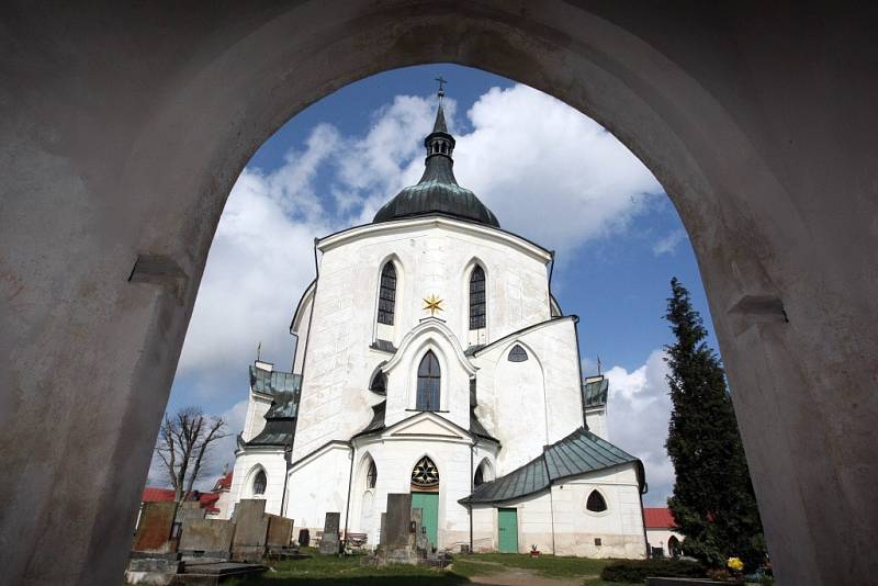 Pohled na památku UNESCO kostel svatého Jana Nepomuckého z jejího ambitu.