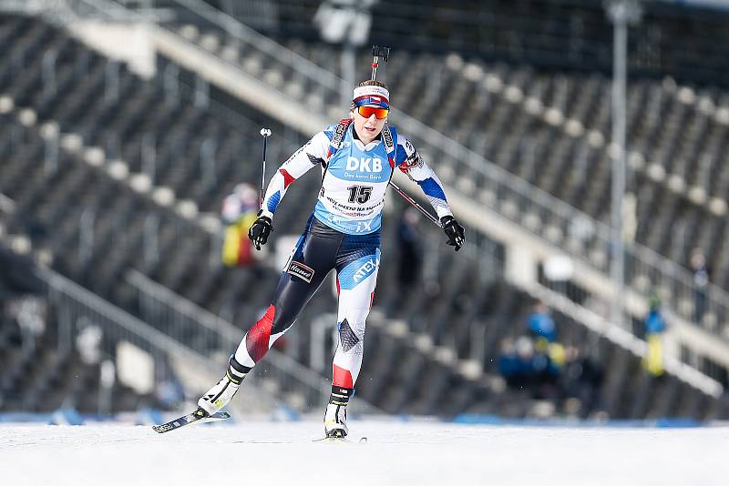 Lucie Charvátová v závodu Světového poháru v biatlonu v závodu sprintu žen na 7,5 km.