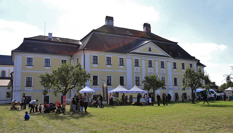 Den venkova na zámku ve Žďáře nad Sázavou.