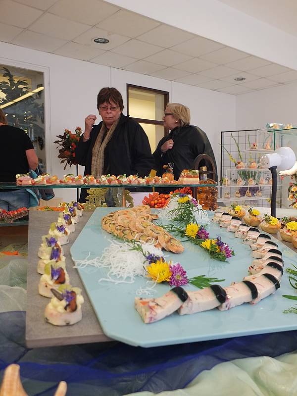 Gastronomická výstava nabídla mimo jiné ukázku cukrářských výtvorů, studených mís i slavnostních tabulí.