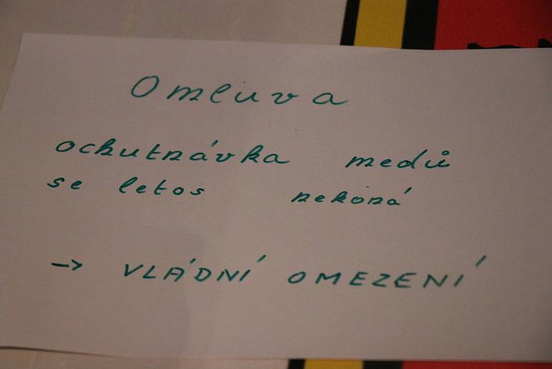 Výstava nabízí kde co. Med, medovinu, zdobené perníčky, sypané medové preclíky, svíčky z včelího vosku, kosmetiku i něco pro mlsné jazýčky. Součástí slavnostního zahájení byla i módní přehlídka.