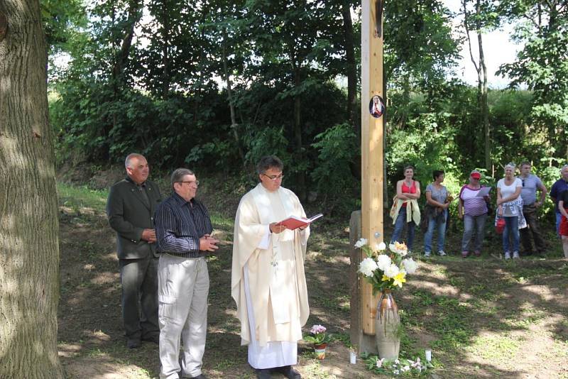 U Habří byl obnoven a požehnán dřevěný kříž.