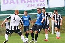 Při podzimním měření sil doma fotbalisté Herálce (v modrém) zdolali rezervu FC Žďas 2:1. Ta pět kol před koncem ještě nemá jistotu záchrany.